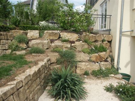 Trockenmauer aus Pfrondorfer Rh&auml;tsandstein