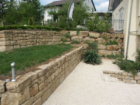 Trockenmauer aus Pfrondorfer Rh&auml;tsandstein