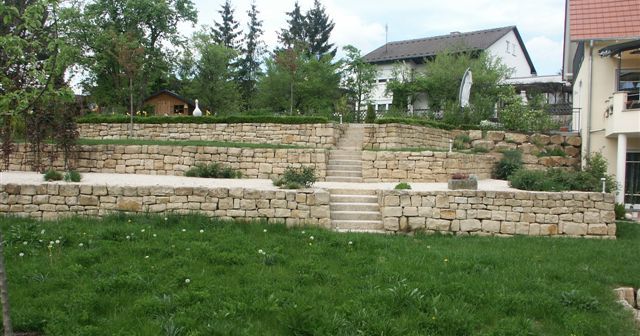 Trockenmauer aus Pfrondorfer Rh&auml;tsandstein