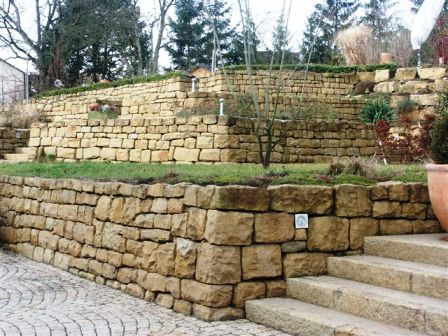 Trockenmauer aus Pfrondorfer Rh&auml;tsandstein