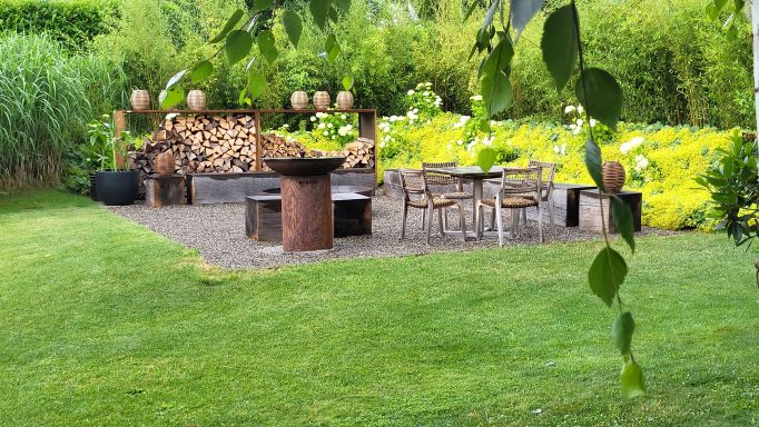 Platz gepflastert mit gelblichem Granit