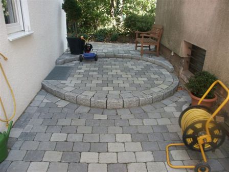 Runder Platz in Verbindungsweg aus Betonstein Tegula Grau-Variationen
