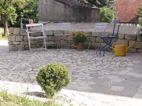 Platz gepflastert mit gelblichem Granit