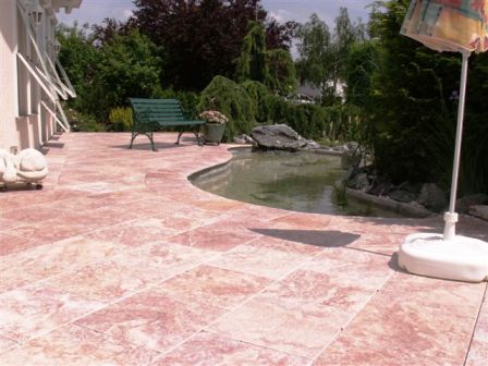 Terrasse aus Travertin rose mit Zierteich