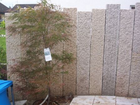 Sichtschutz aus Granitpalisaden mit gespitzter Oberfl&auml;che (2)