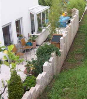 Sichtschutz aus Granitpalisaden mit gespitzter Oberfl&auml;che (1