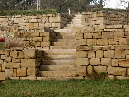 Treppenstufen aus gelbem Granitstein