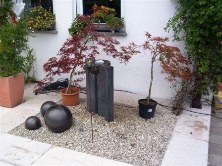 Grauer Quellstein in gelbem Ziersplitt