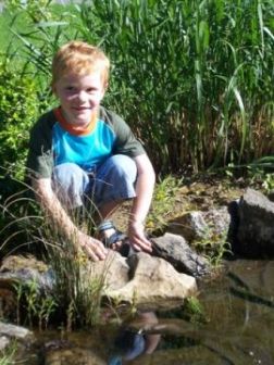 Unser Sohn Jannes am Teich