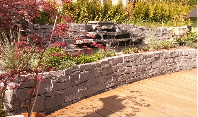 Zierteich mit Quellstein im Hintergrund