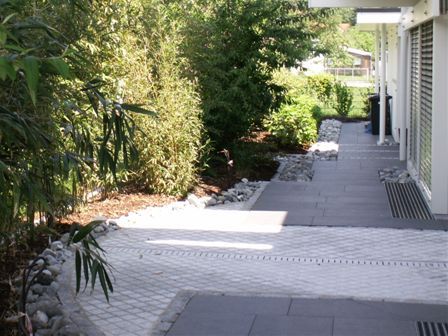 Weg aus Basaltplatten abgesetzt mit Granitpflaster