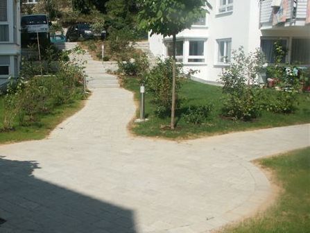 Weg aus Betonstein Tegula grau